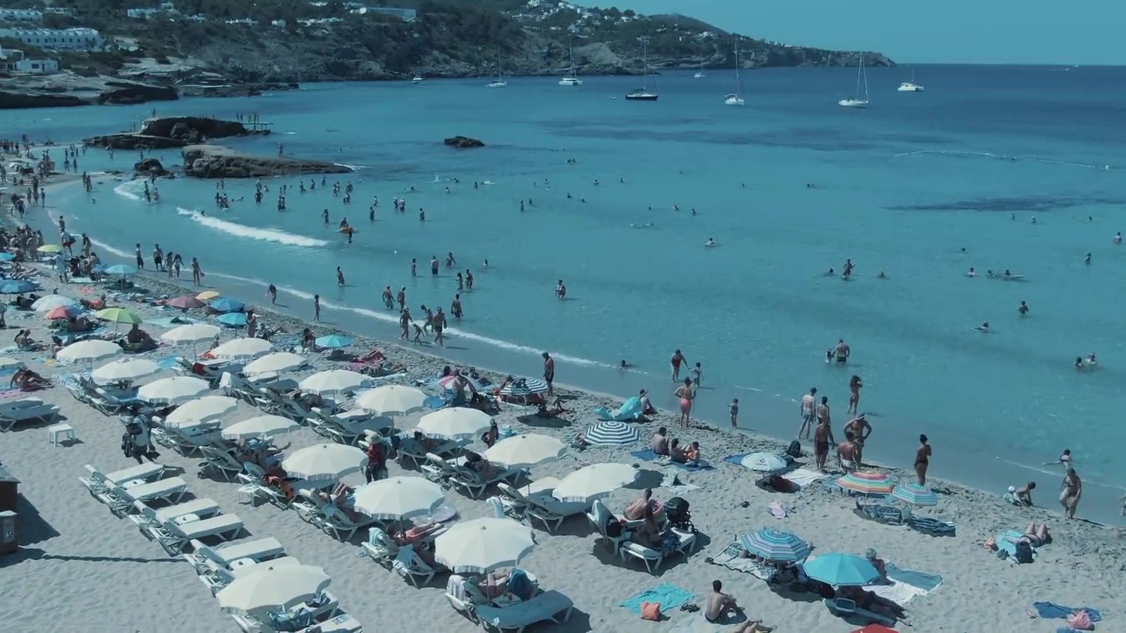 Cala Tarida desde el aire